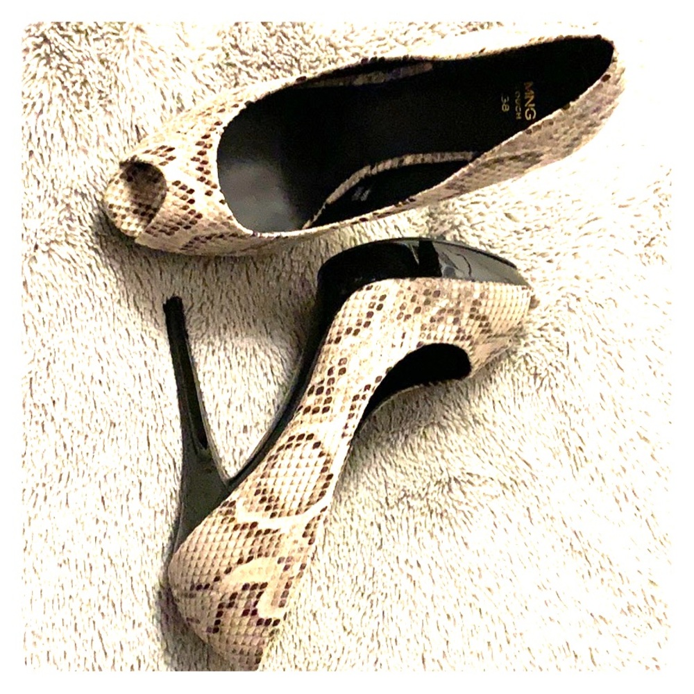 Stylish Snakeskin peep toe heels!